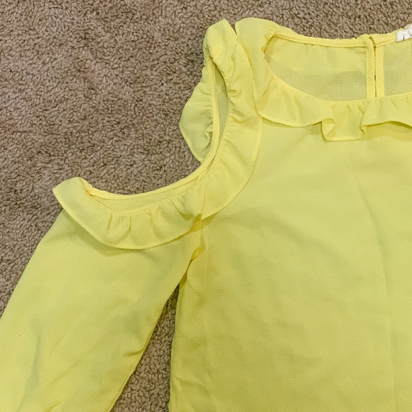 Shoulder Cutoff Ruffle Blouse - Picture 4 of 9